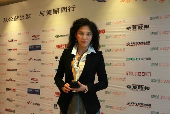 高宝宝亮相中国公益节 获颁最佳精神奖