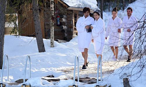 《我们相爱吧》橙汁CP湿身 桑拿房坦诚相见