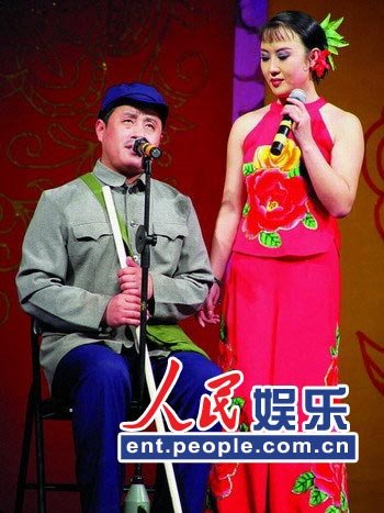 曝赵本山徒弟夫妻档剧照 小沈阳王小利登台青