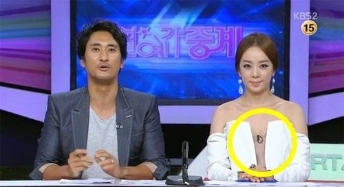 <em>韩国女主播</em>着开胸装主持