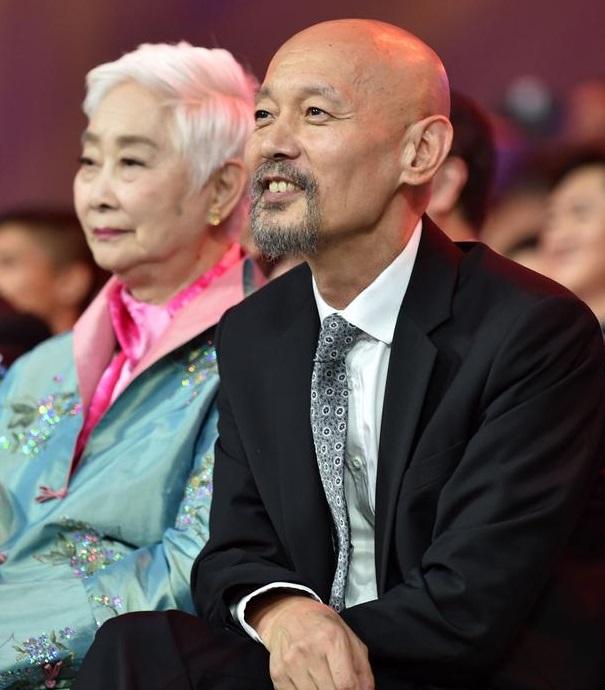葛优代葛存壮领取百花奖终身成就奖：很想父亲