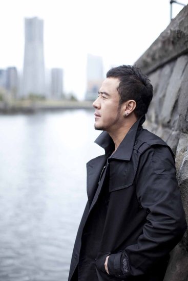 杨坤《过站不停》回归乐坛 演唱会跨年high到底