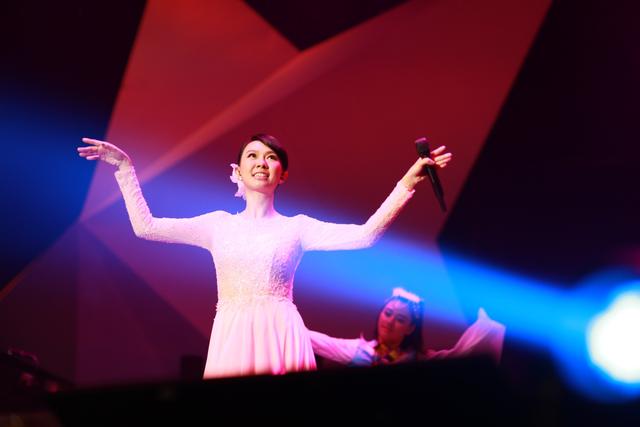当晚,卓依婷现场演唱二十多首歌曲,与歌迷分享她出道30年各个不同时期