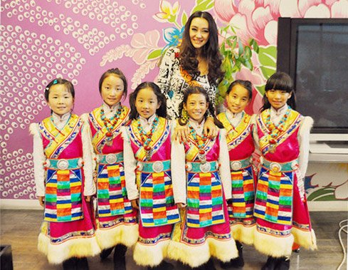 爱戴现场为藏童设计发型女童教其学藏语(图)
