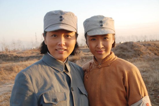李悦溪,张延领衔主演的抗日题材电视剧《硝烟背后的战争》在央视完美