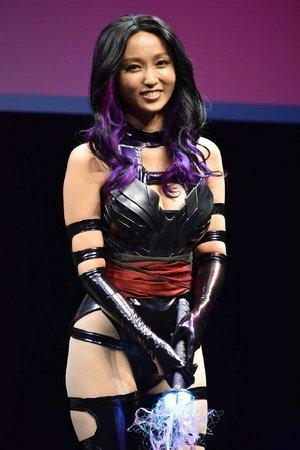 吉木梨纱性感装束出席《X战警》宣传活动