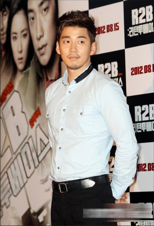 Rain缺席新片试映 好友李孝利轻揽替身为其造