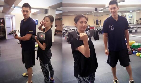 咘咘“迷上”帅气男教练 网友：爸爸要吃醋