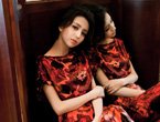 刘亦菲露倦态扭脖子按摩秋瓷炫不慎露底