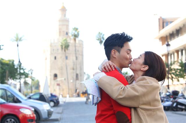 昆凌萌犬爱陪睡 小周周被舔嫩脚扰眠昆凌放送