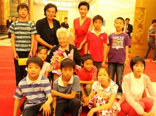 《守护童年》人民大会堂首映 主演颜丙燕获赞