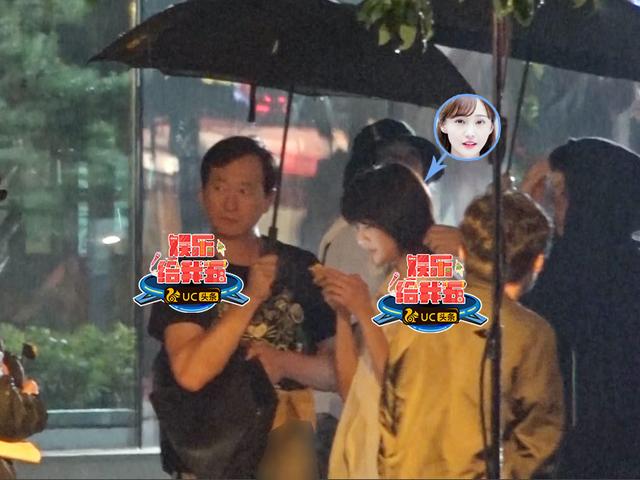 郑爽冒雨拍夜戏犯迷糊 爽爸撑伞拎包忙当助理