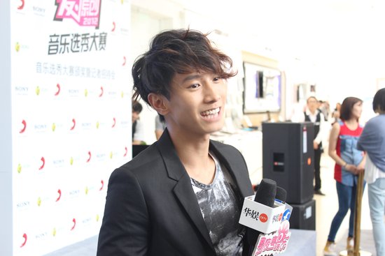 陈柏宇助阵音乐选秀 寄语新人：保持特点最重要