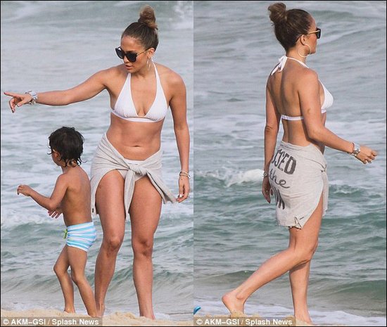 洛佩兹带双胞胎海滩度假 男友作陪温馨和睦