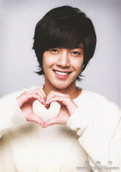 金贤重自备战衣加盟江苏卫视跨年认真苦练中文_