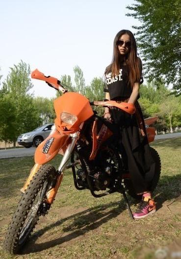 《灰姑娘》选手遭扒皮 汶川地震女孩竟是炫富