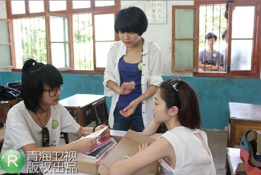 花儿为孩子多背一公斤 化身老师教五彩功课