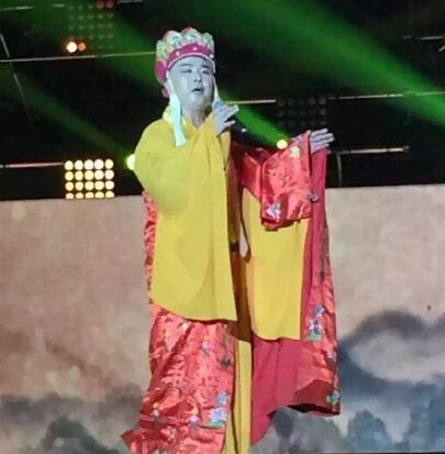 57岁唐僧徐少华现身东莞 与女主播合影