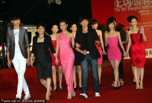 李少红携《红楼梦》剧组走红毯