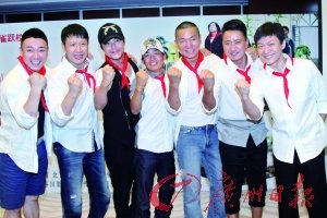 《我的非常闺密》首播 主创戴红领巾集体装嫩