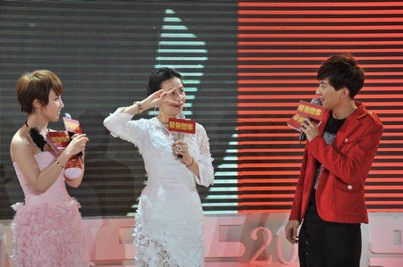 《最强囍事》刘嘉玲学90后 调侃王家卫口无遮拦