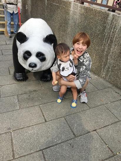 时尚妈咪黄小柔 忙碌中不忘捕捉儿子可爱身影