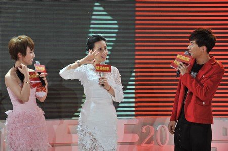 《最强囍事》刘嘉玲学90后 调侃王家卫口无遮拦