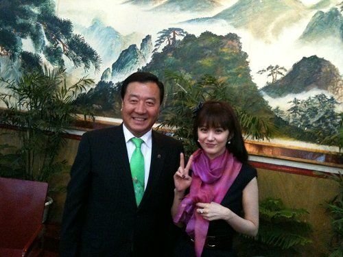 张娜拉做中韩城市友好大使 堤川市长为其整衣服