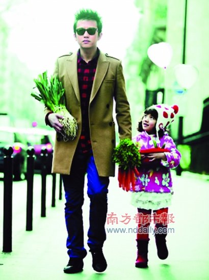 邓超七夕扮<em>鬼马</em>老爸 携<em>女主角</em>珍·玛琪浪漫登