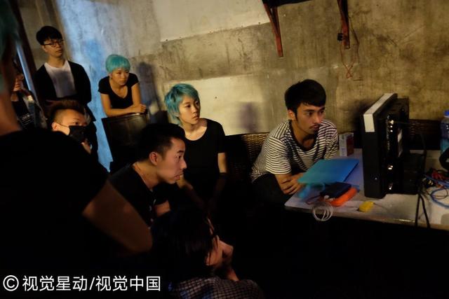 窦靖童染蓝色头发拍新歌MV 获妈妈王菲褒赞