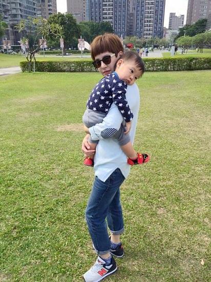 时尚妈咪黄小柔 忙碌中不忘捕捉儿子可爱身影