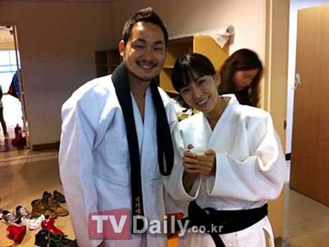 《医生冠军》公开金素妍现场照 着柔道服显专业