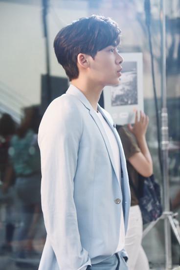 李易峰深夜送福利 侧颜晚安帅哭网友