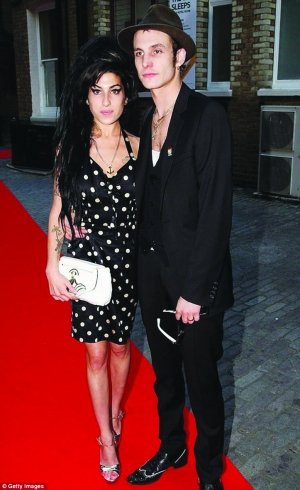 艾米意外去世 或与导演男友分手备受打击有关