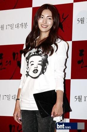 韩星金晶和母亲因癌症病逝 女儿为母守灵尽孝心