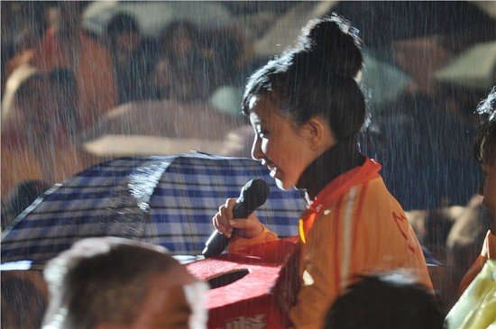 张曼莉现身广宁献爱心 抱恙冒雨筹款献爱心(图)