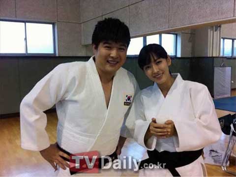 《医生冠军》公开金素妍现场照 着柔道服显专业