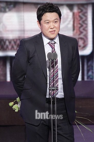 金九拉跪地向慰安妇老人谢罪 协同家人探望老人