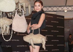 阿Sa否认将要结婚 戴诱惑面具秀白皙长腿
