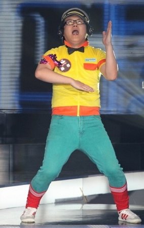 “快男”突围赛有怪咖没毒舌 师洋顶鹿角亮相
