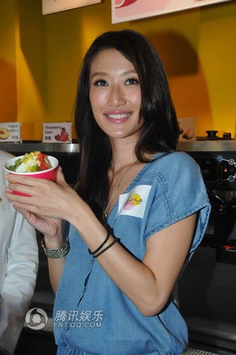 谢婷婷忙里偷闲代言 首次“触电”哥哥比她紧张