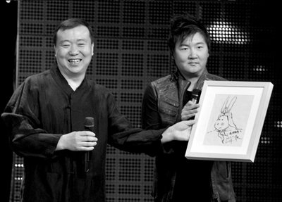 导演孙立军(左), 孙楠  微博  展示兔侠卡通画.