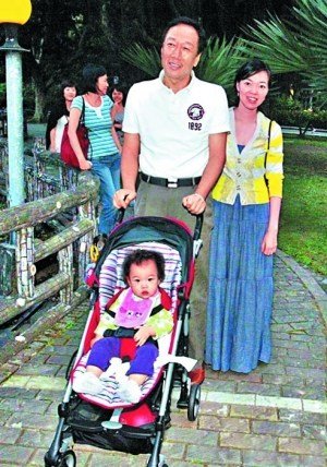 郭台铭携妻女郊游显温馨【图】