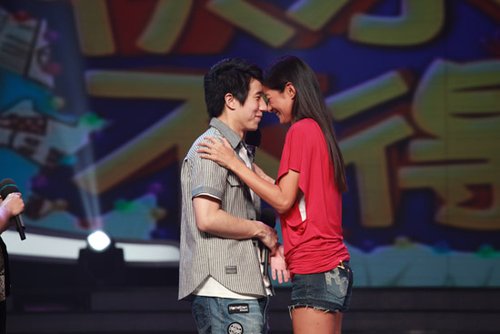 房祖名参加《快乐大本营》 现场教观众演戏