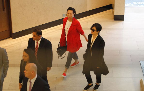 林青霞约好友上街购物 黑色系打扮气场相当强