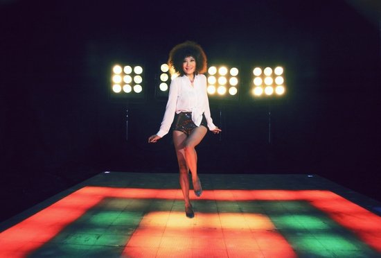 张蔷出道30年拍摄首支MV 彭磊当导演拍儿时偶像