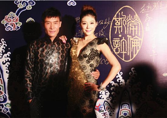 赵雅淇亮相高定秀 “绣球”礼服露性感美背