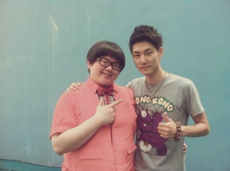 王晰央视与林育群飙歌 独特演绎《不了情》获赞