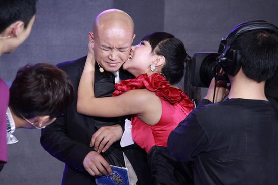 《老公看你的》热播 <em>乐嘉</em>现场遭<em>女嘉宾</em>亲吻_娱