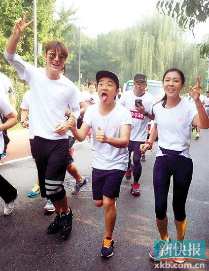 贾乃亮王祖蓝首度合体 模仿金星比手势完美